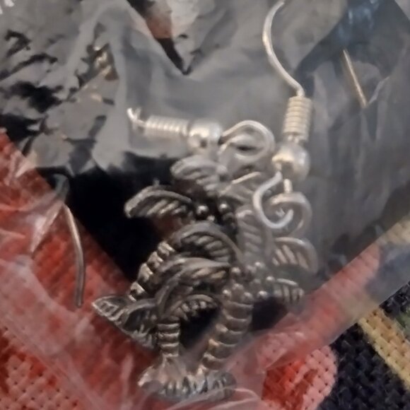 brand new palm tree earrings.  final price no more discounts. - Picture 1 of 1